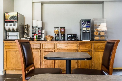 Econo Lodge Brockport image 1