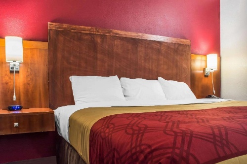 Econo Lodge Brockport image 12