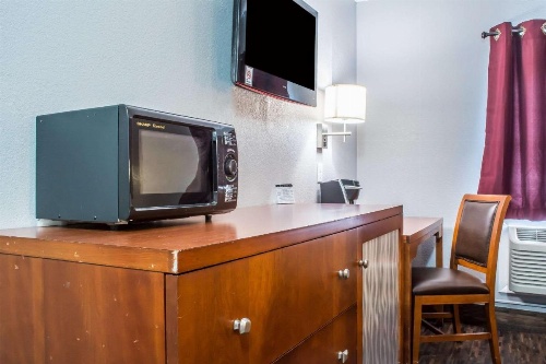 Econo Lodge Brockport image 7